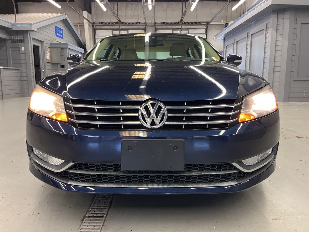 2014 Volkswagen Passat SEL Premium photo 2