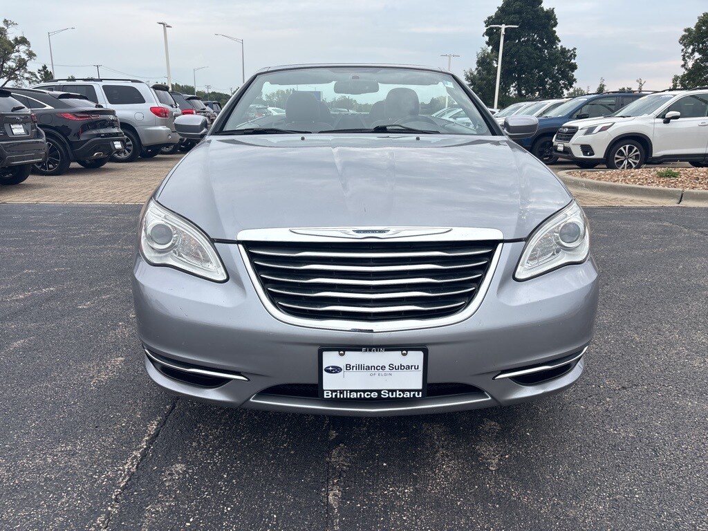 2013 Chrysler 200 Touring photo 2