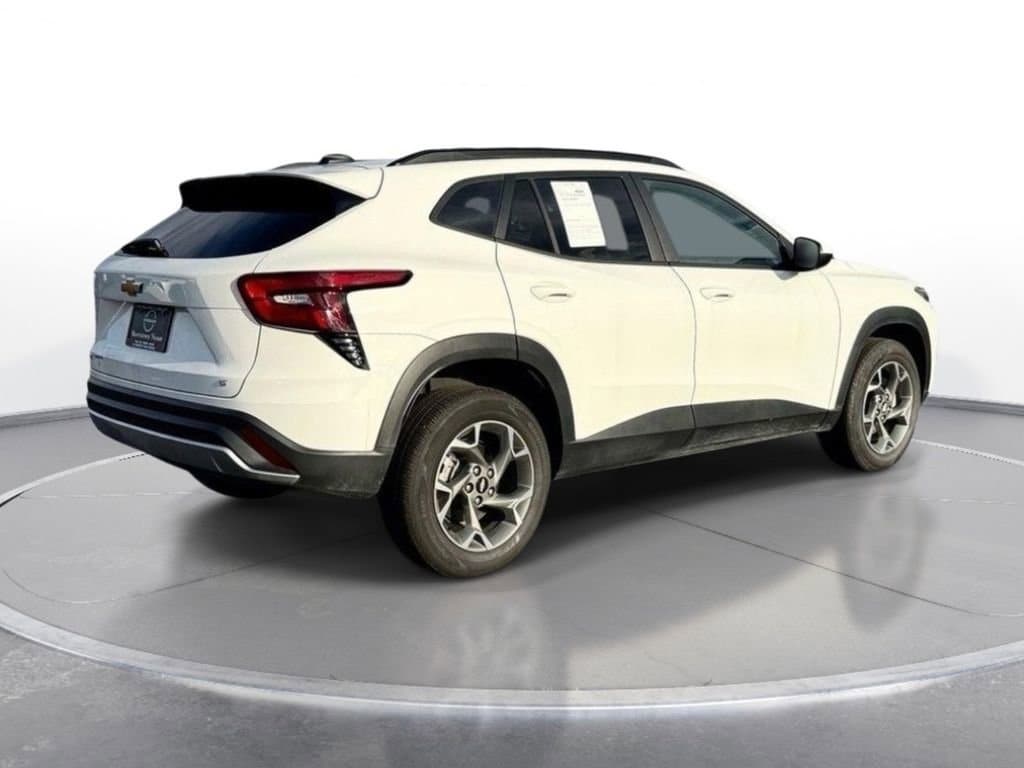 2025 Chevrolet Trax LT - Photo 6