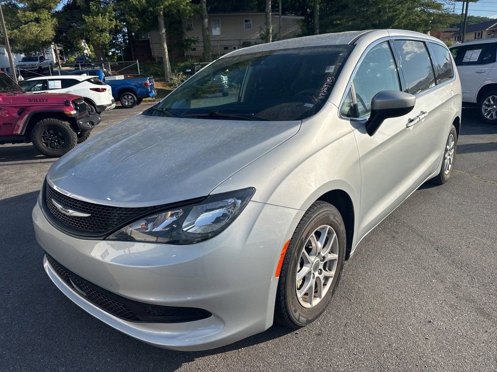 2022 Chrysler Voyager LX's photo