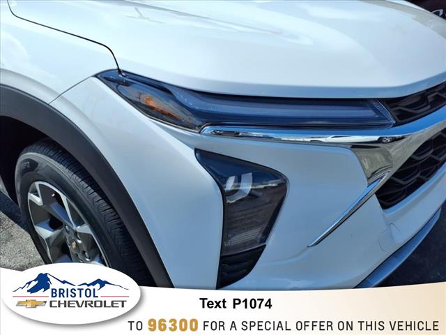 2025 Chevrolet Trax LT photo 2