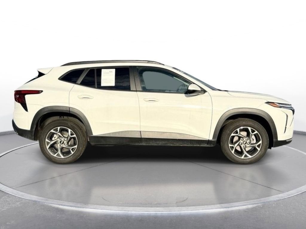 2025 Chevrolet Trax LT - Photo 7