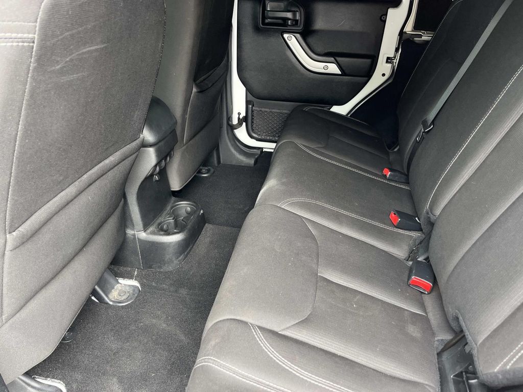 2016 Jeep Wrangler Unlimited Sahara - Photo 19
