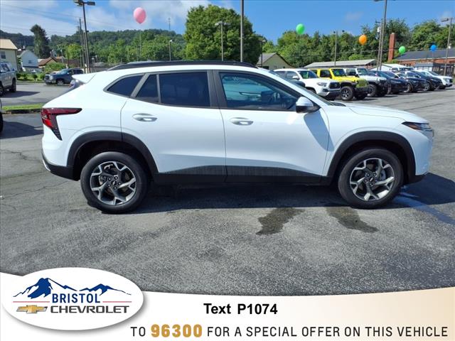 2025 Chevrolet Trax LT photo 3