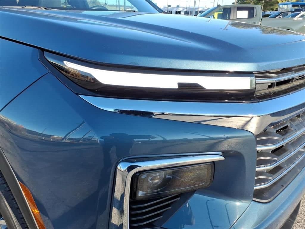 Used 2025 Chevrolet Traverse LT SUV