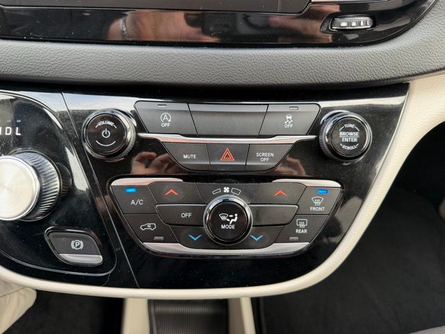 2023 Chrysler Voyager LX - Photo 21