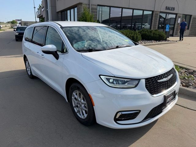 2023 Chrysler Pacifica Touring L's photo