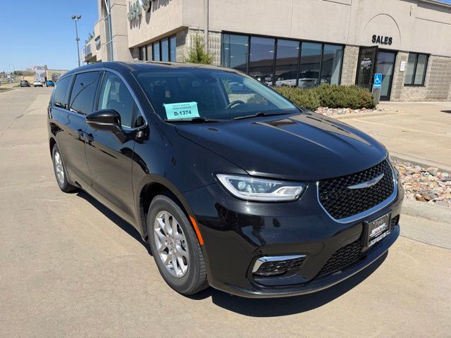 2023 Chrysler Pacifica Touring L's photo