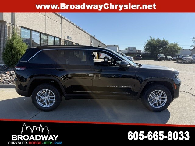 2025 Jeep Grand Cherokee Laredo photo 4