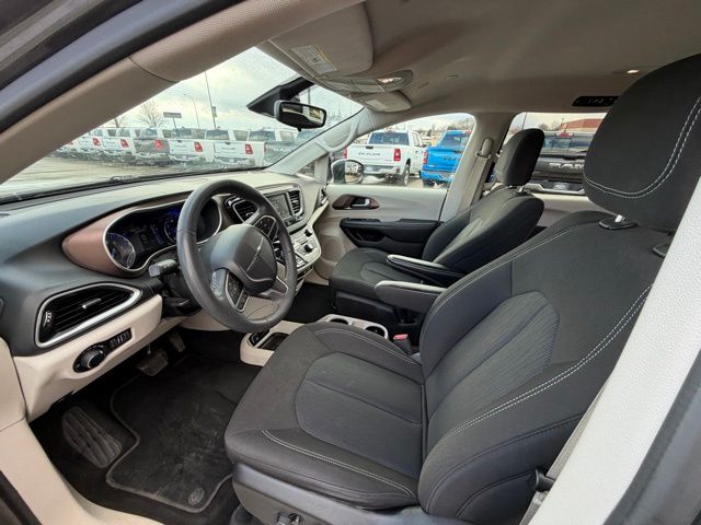 2023 Chrysler Voyager LX - Photo 16