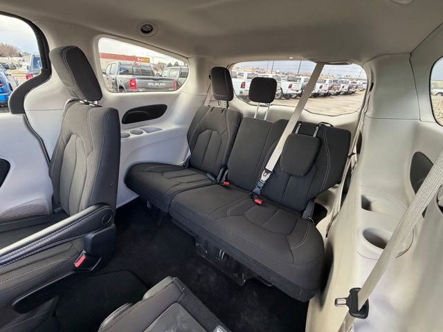 2023 Chrysler Voyager LX - Photo 15