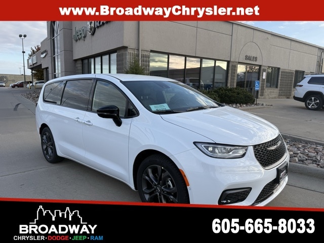 2026 Chrysler Pacifica Select's photo