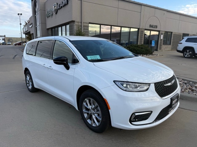 2026 Chrysler Pacifica Select's photo