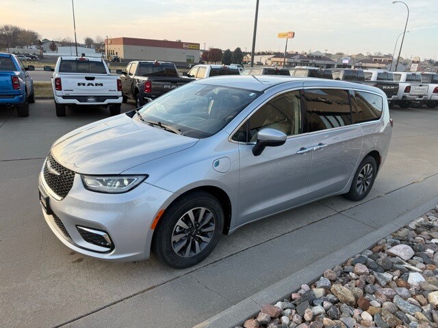 2023 Chrysler Pacifica Hybrid Touring L photo 3