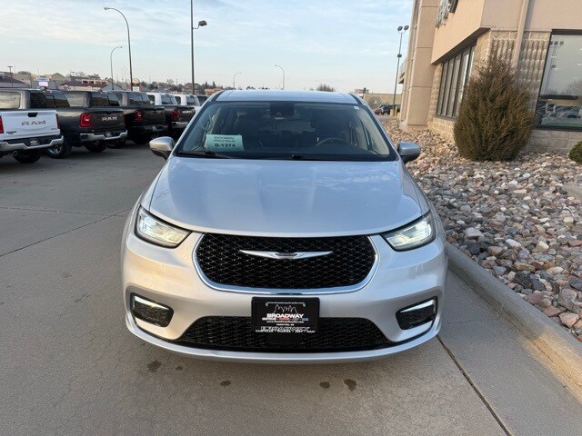 2023 Chrysler Pacifica Hybrid Touring L photo 2