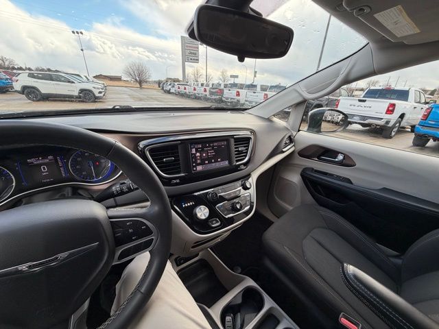 2023 Chrysler Voyager LX - Photo 19