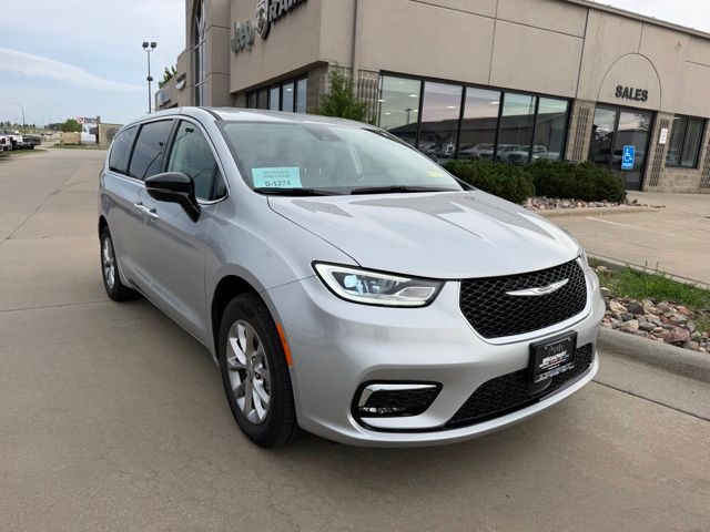 2024 Chrysler Pacifica Touring L AWD's photo