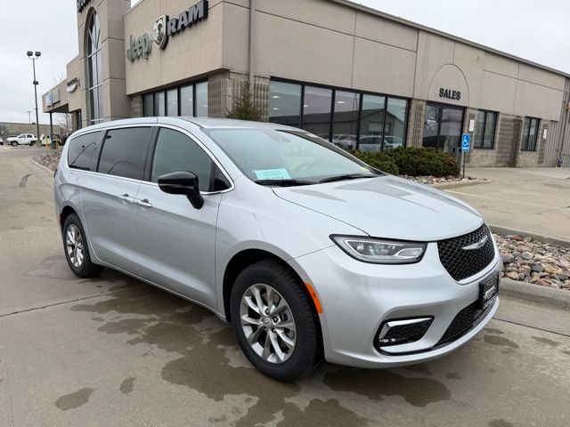 2026 Chrysler Pacifica Select AWD's photo