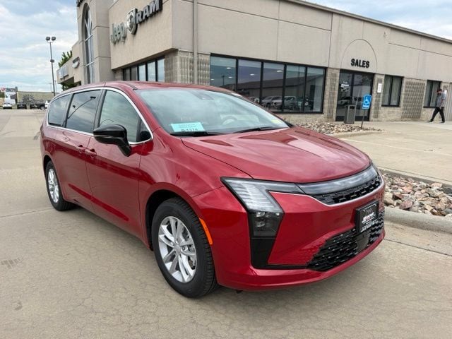 2027 Chrysler Pacifica Select's photo