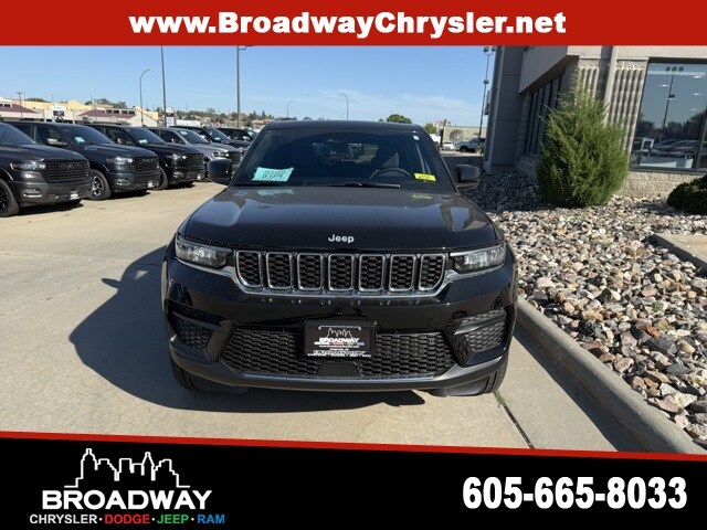 2025 Jeep Grand Cherokee Laredo photo 2