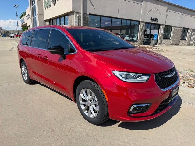 2026 Chrysler Pacifica Select AWD's photo