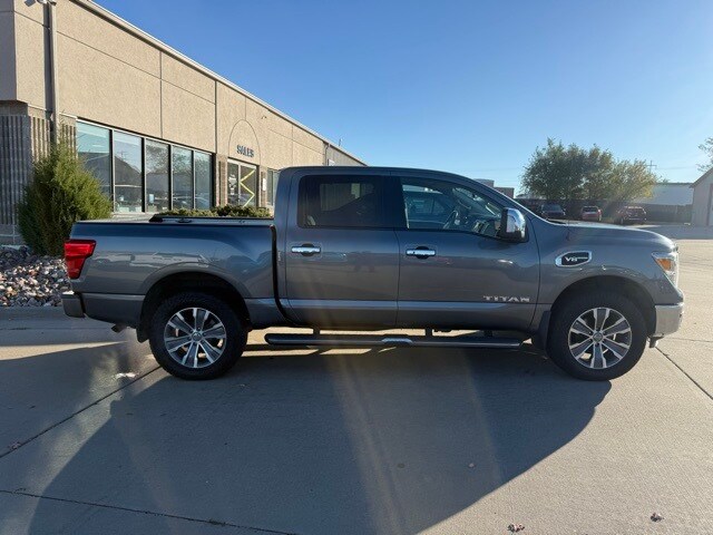 2017 Nissan Titan SL photo 2