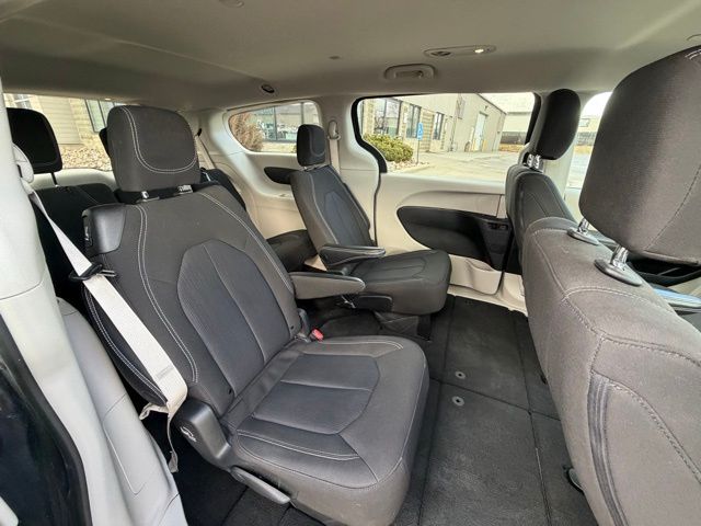2023 Chrysler Voyager LX - Photo 11