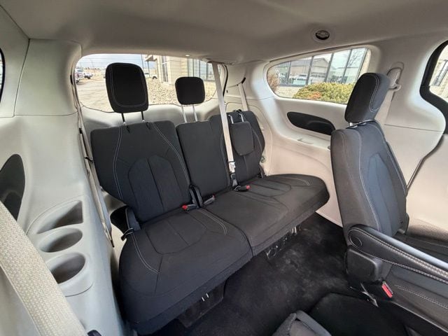 2023 Chrysler Voyager LX - Photo 12