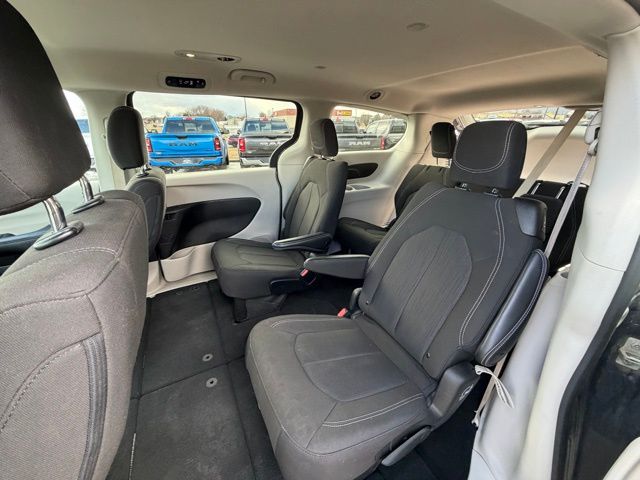 2023 Chrysler Voyager LX - Photo 14