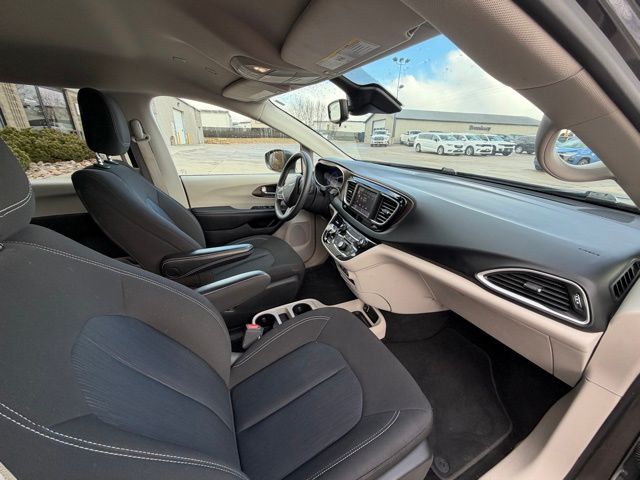 2023 Chrysler Voyager LX - Photo 10