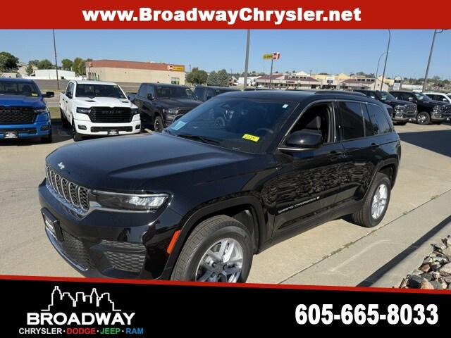 2025 Jeep Grand Cherokee Laredo photo 3