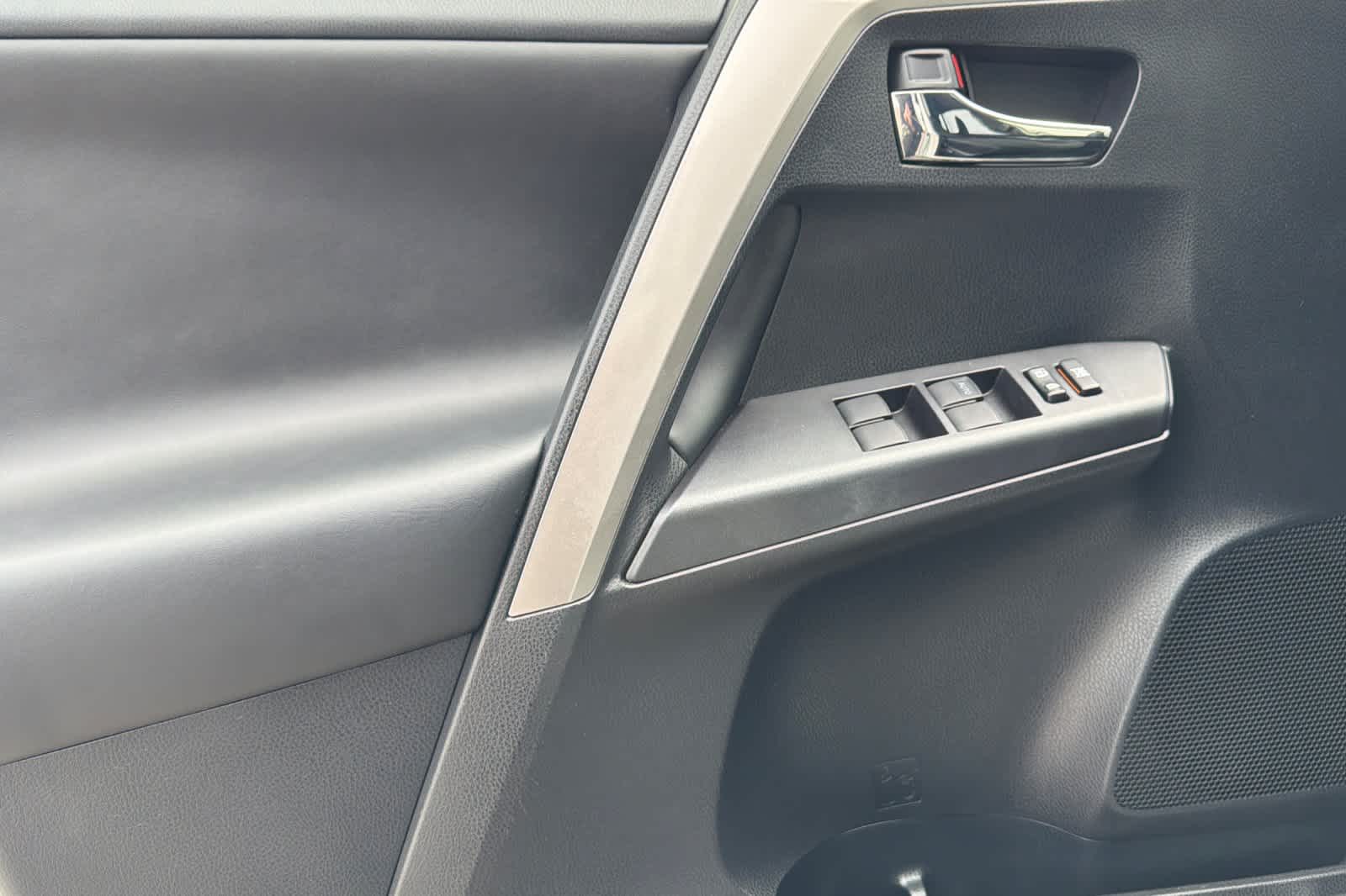 Thumbnail: 2018 Toyota RAV4 - 12