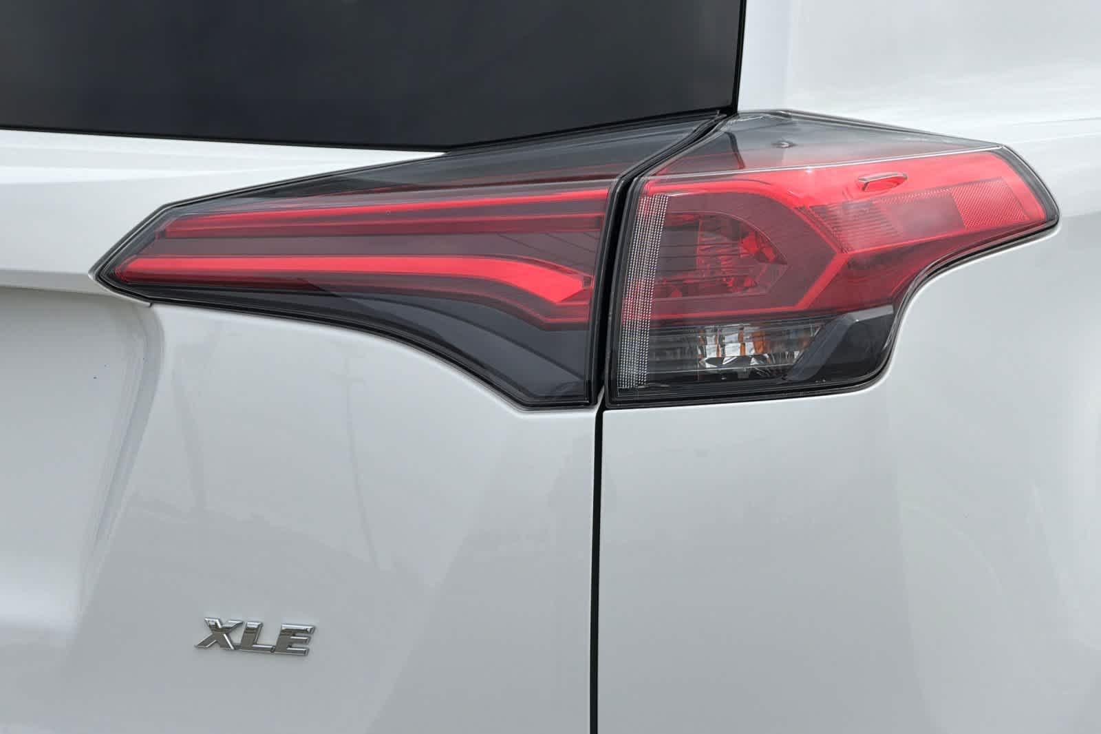 Thumbnail: 2018 Toyota RAV4 - 27