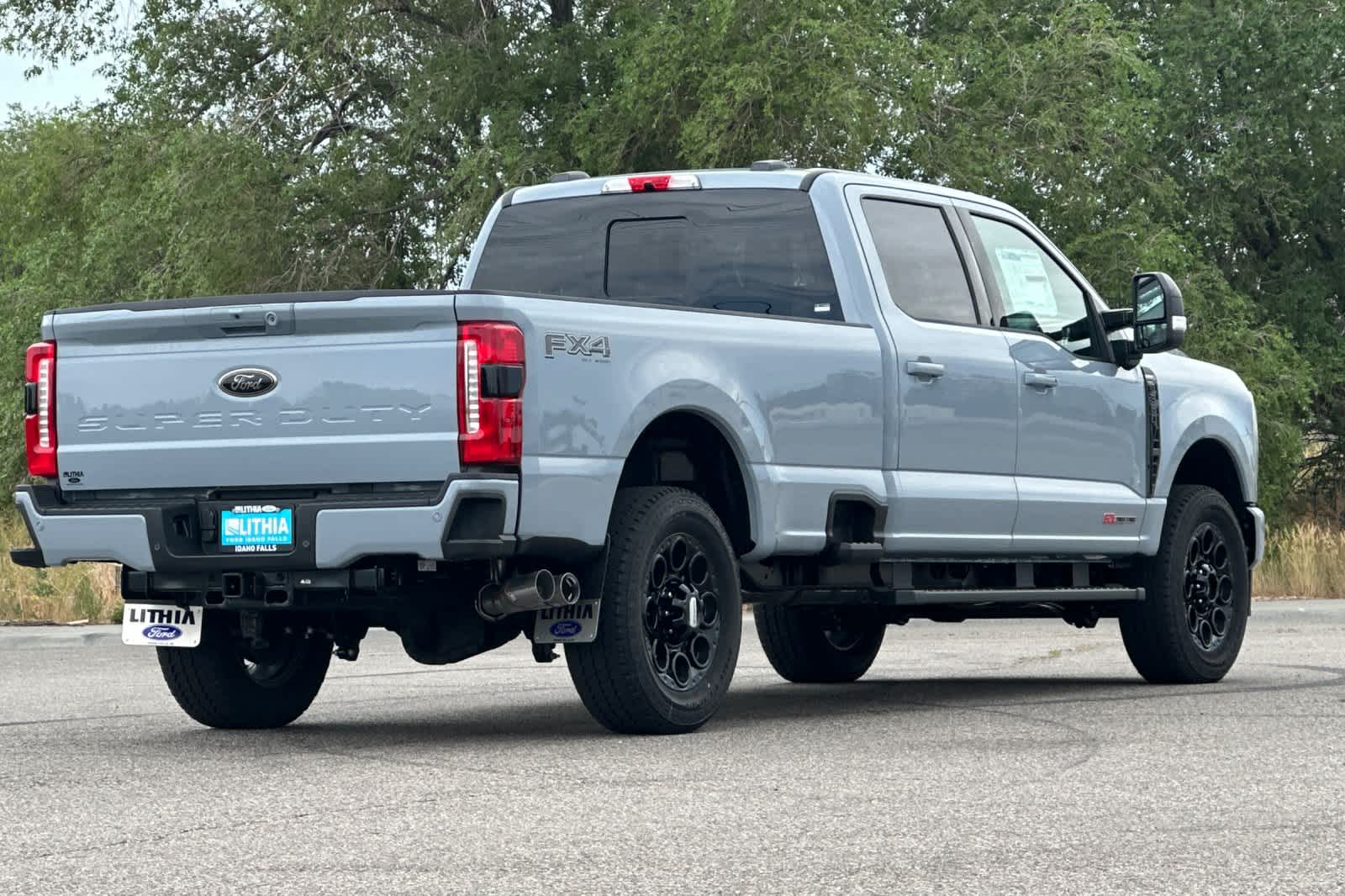 2025 Ford F-350 Lariat photo 2