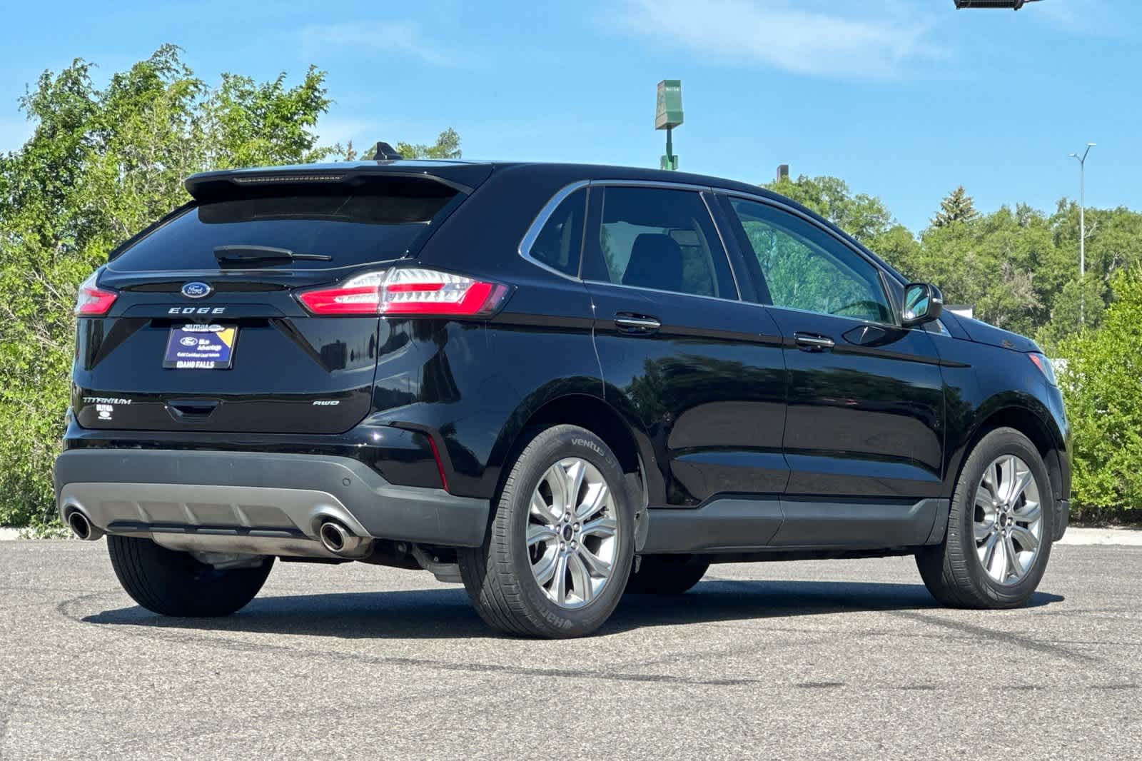 2024 Ford Edge Titanium photo 2