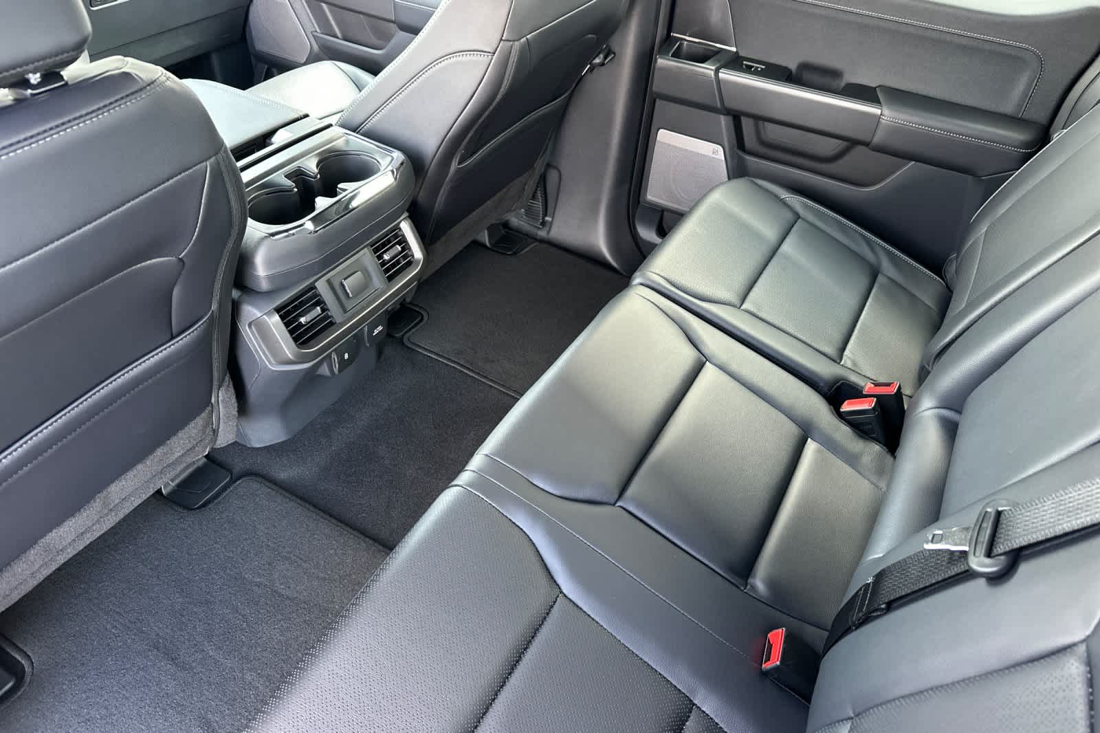 2025 Ford F-150 Lariat photo 4