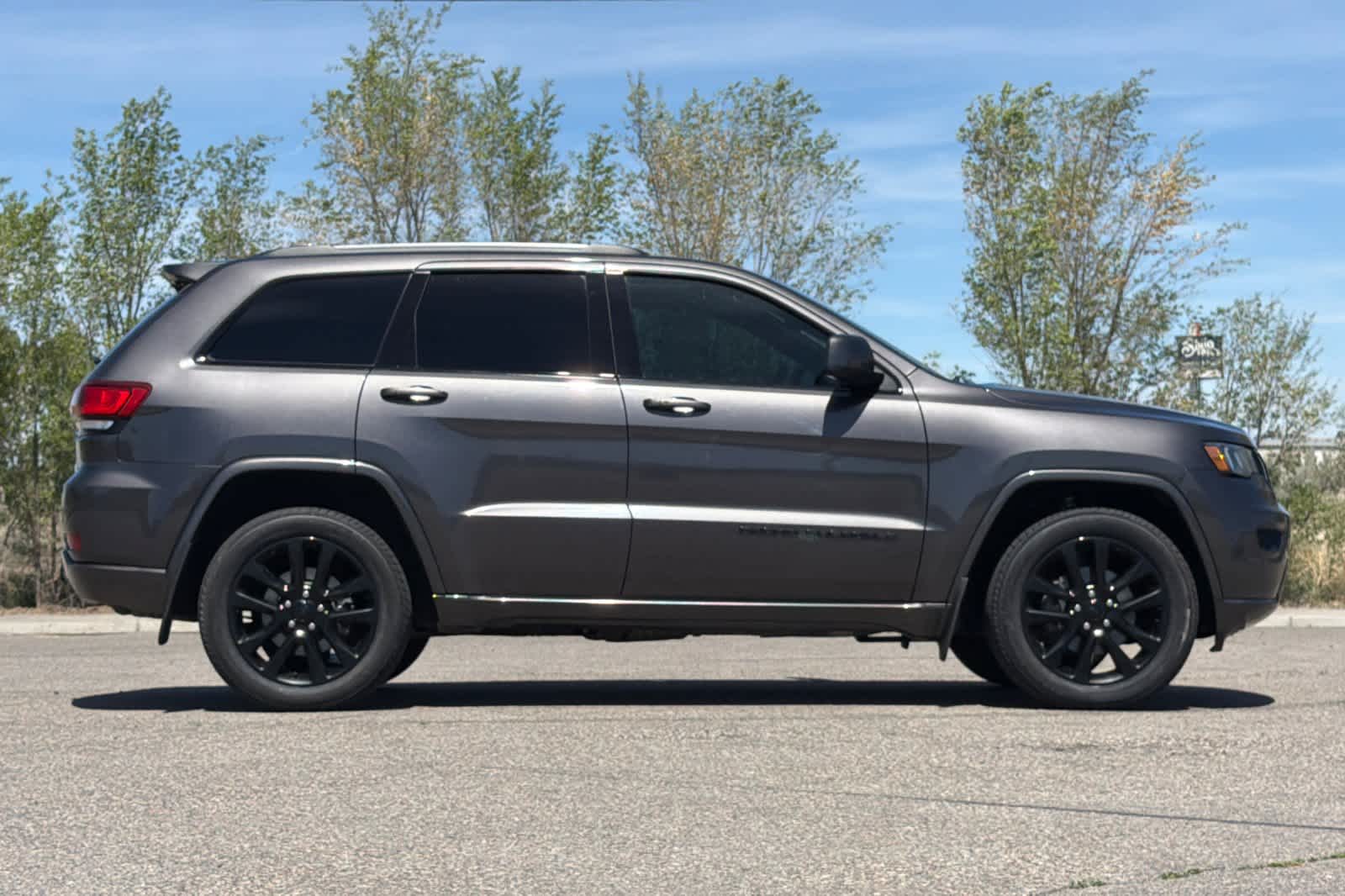 Thumbnail: 2018 Jeep Grand Cherokee - 8