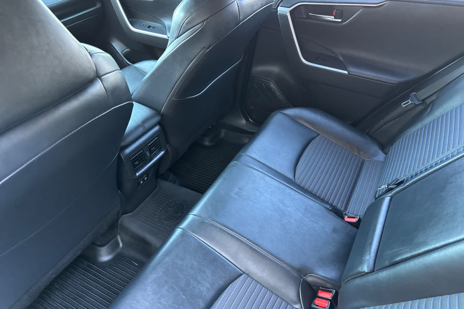 2021 Toyota RAV4 XSE photo 3