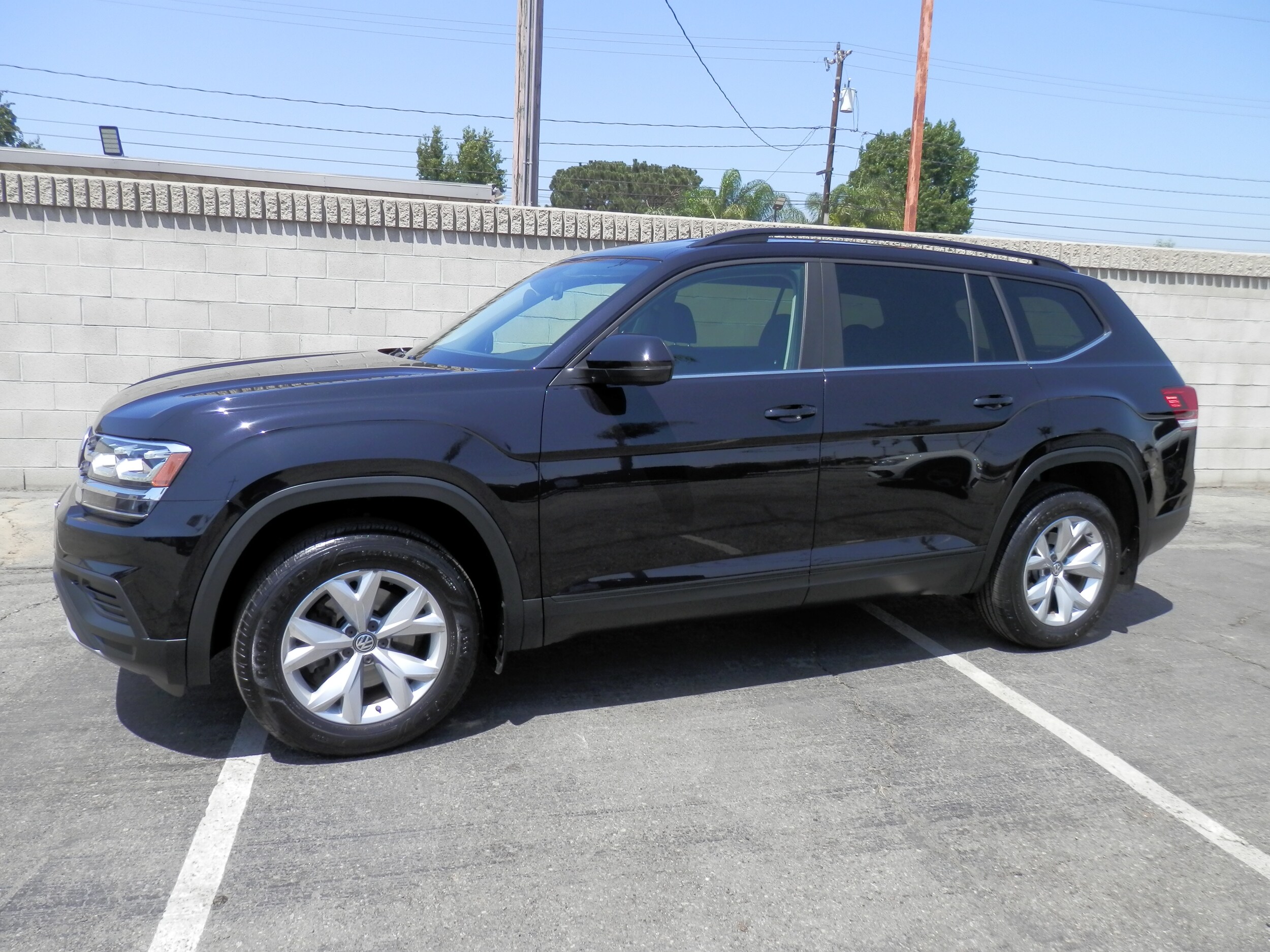 2020 Volkswagen Atlas S photo 2