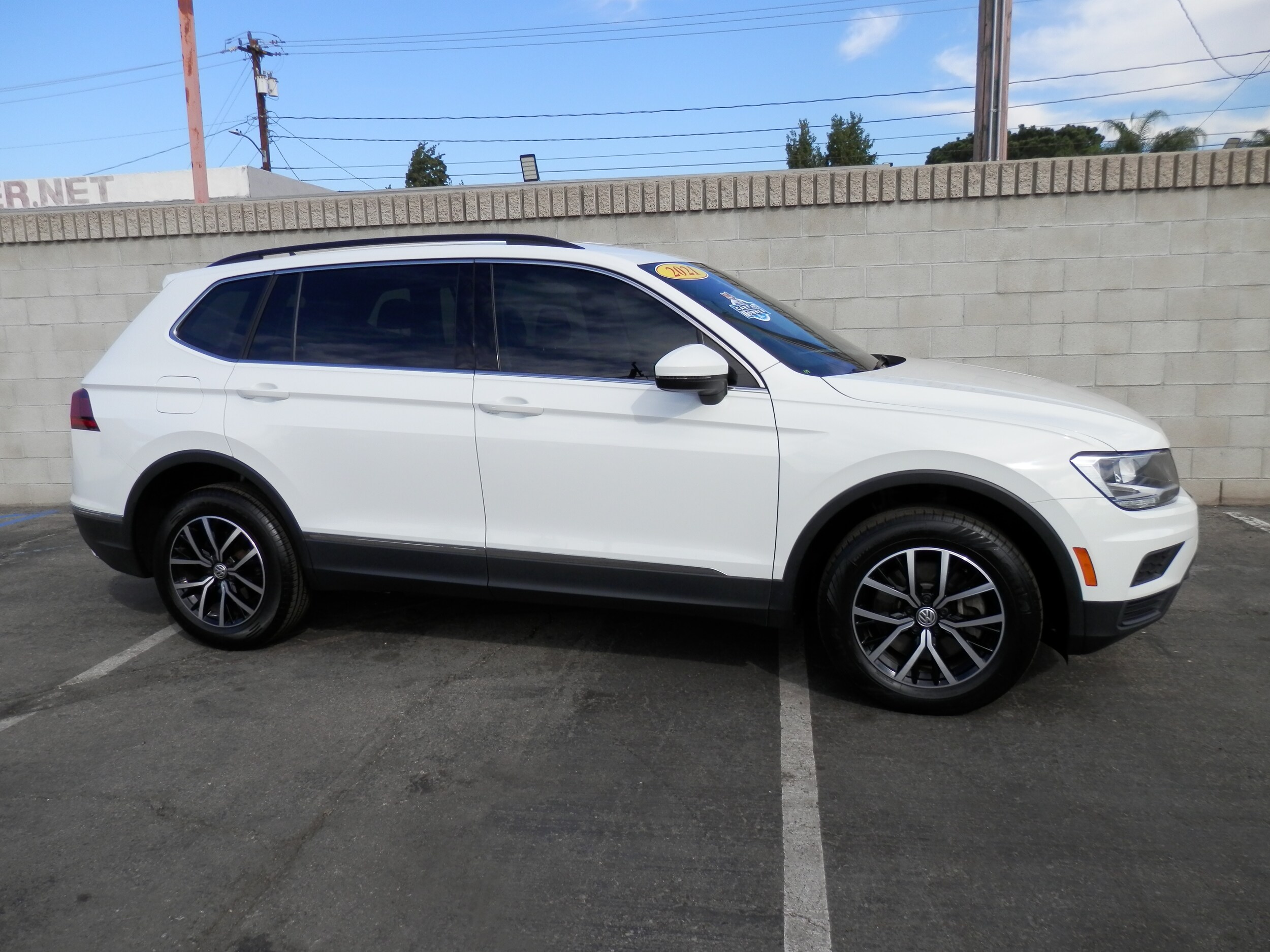 2021 Volkswagen Tiguan R-Line Black SEL photo 2