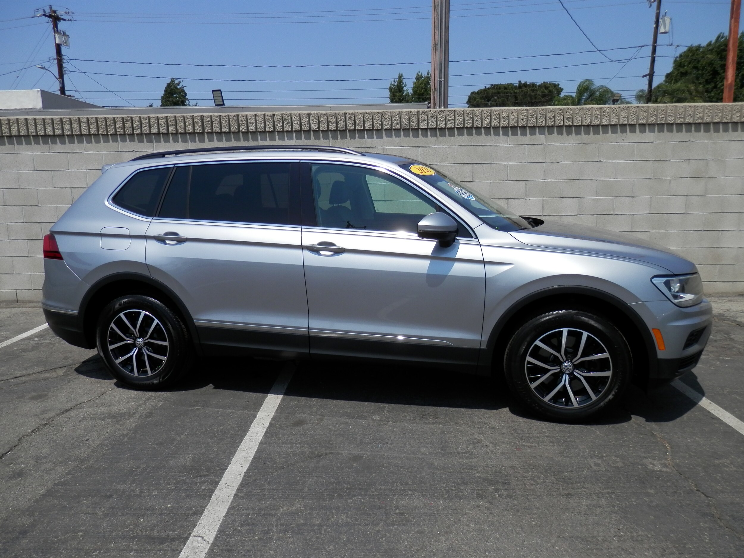 2021 Volkswagen Tiguan SE photo 3