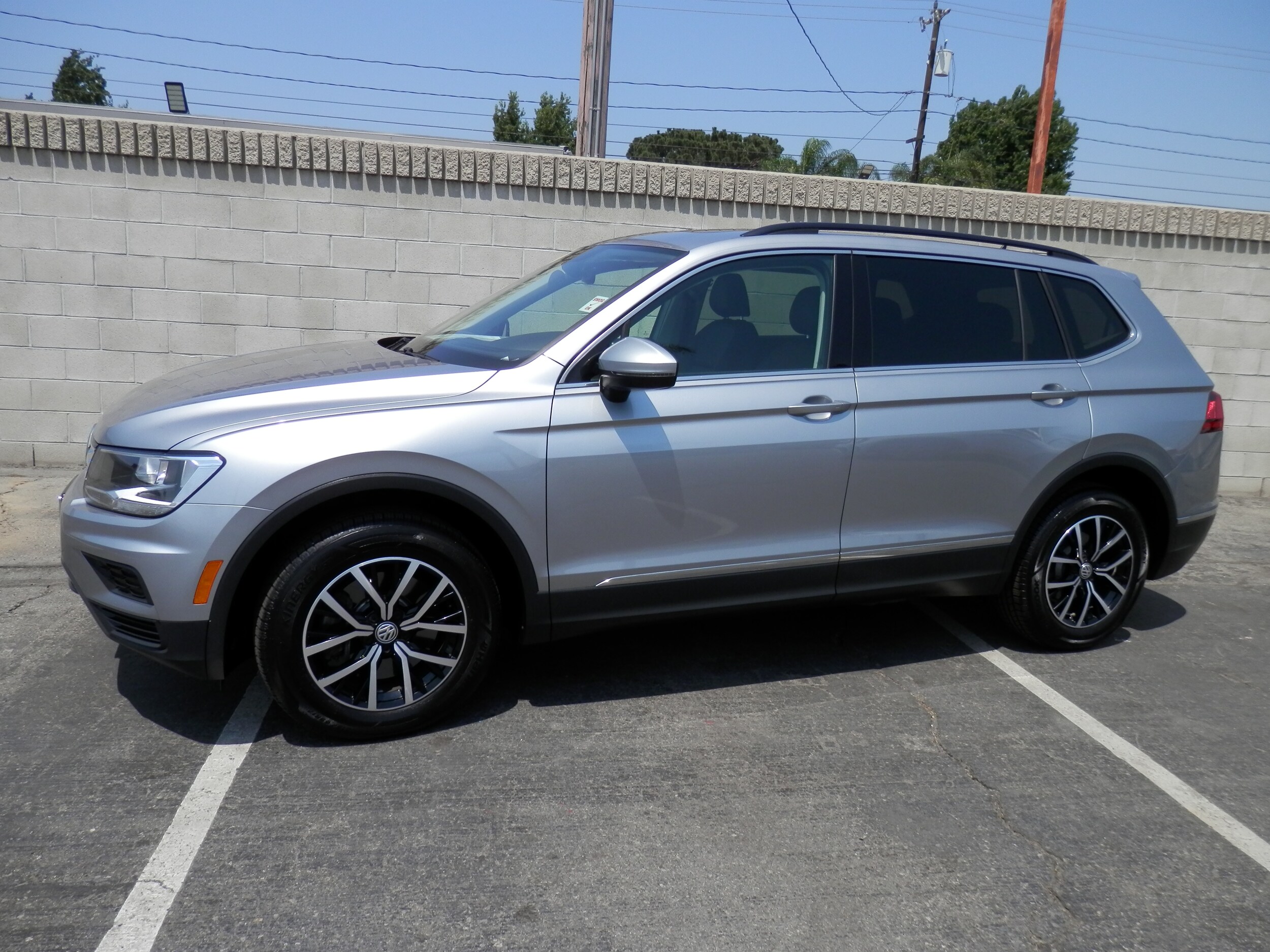 2021 Volkswagen Tiguan SE photo 2