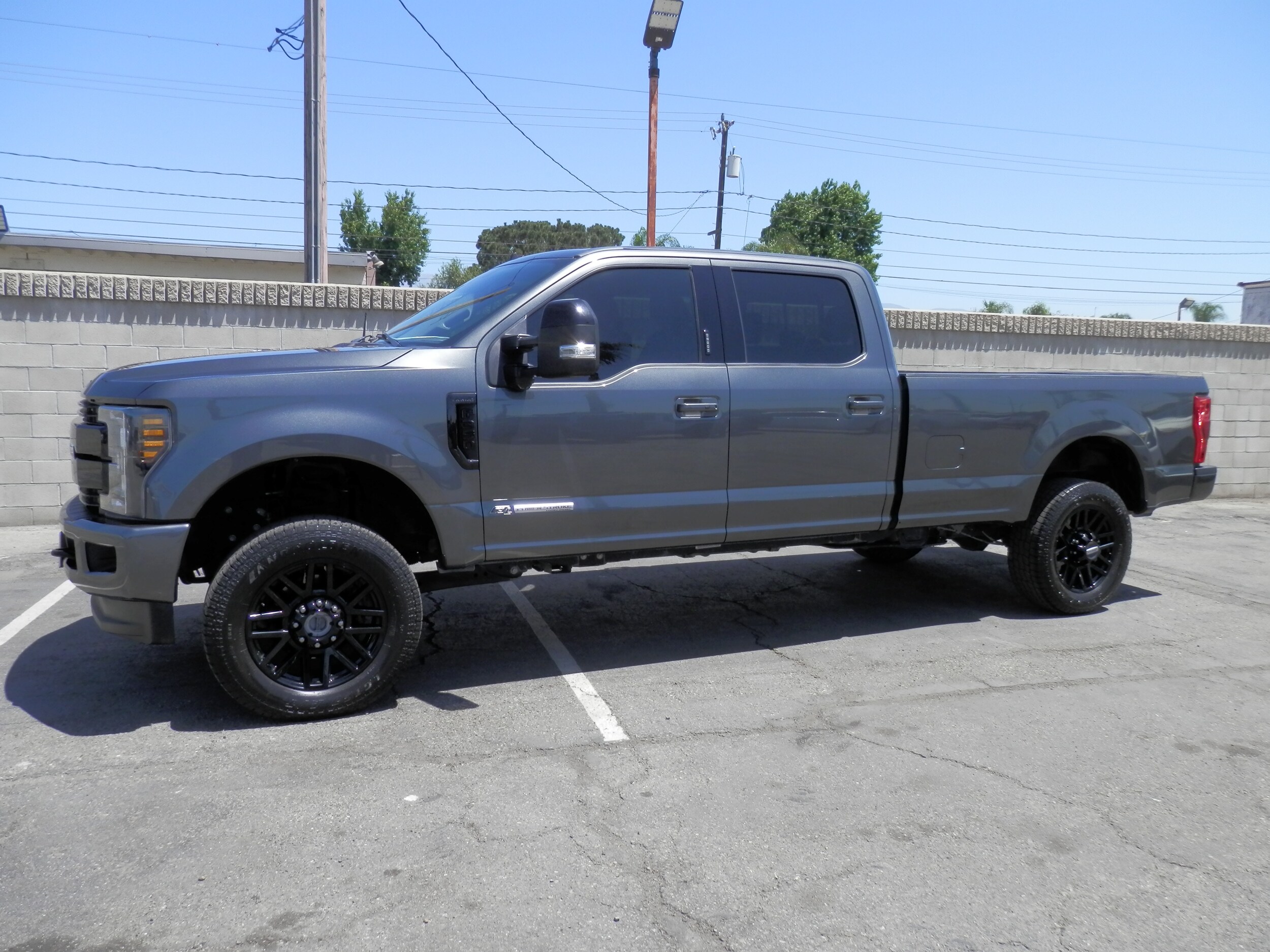 2019 Ford F-350 Lariat photo 2