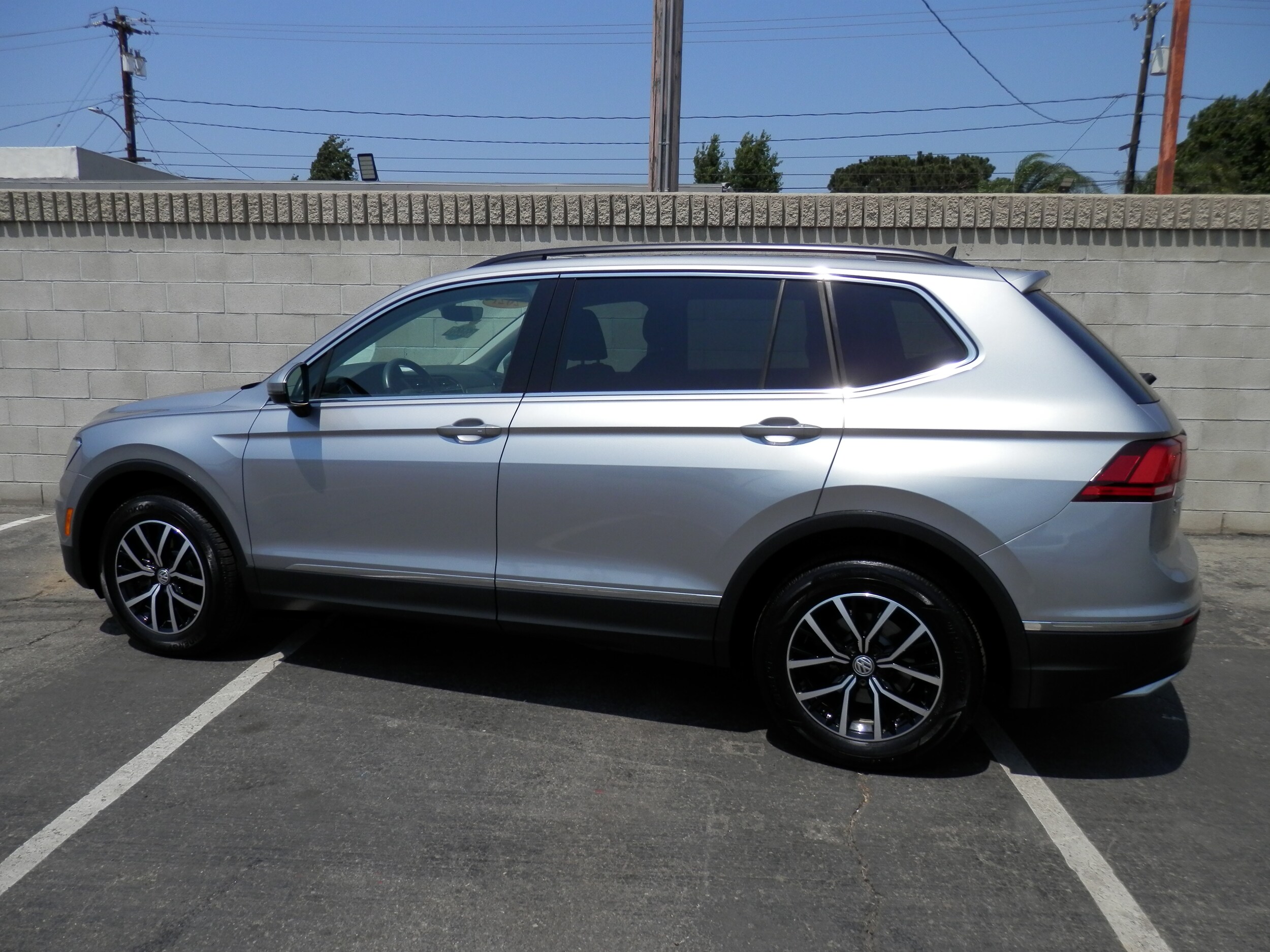 2021 Volkswagen Tiguan SE photo 4