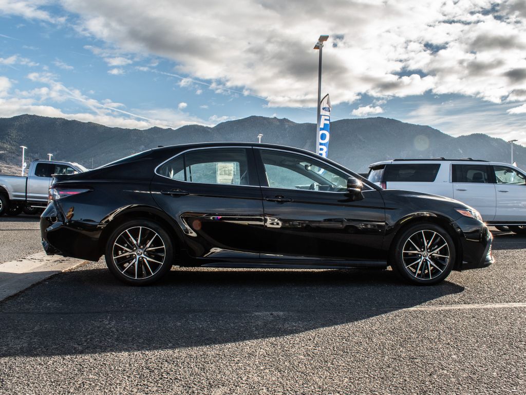 2022 Toyota Camry SE photo 4