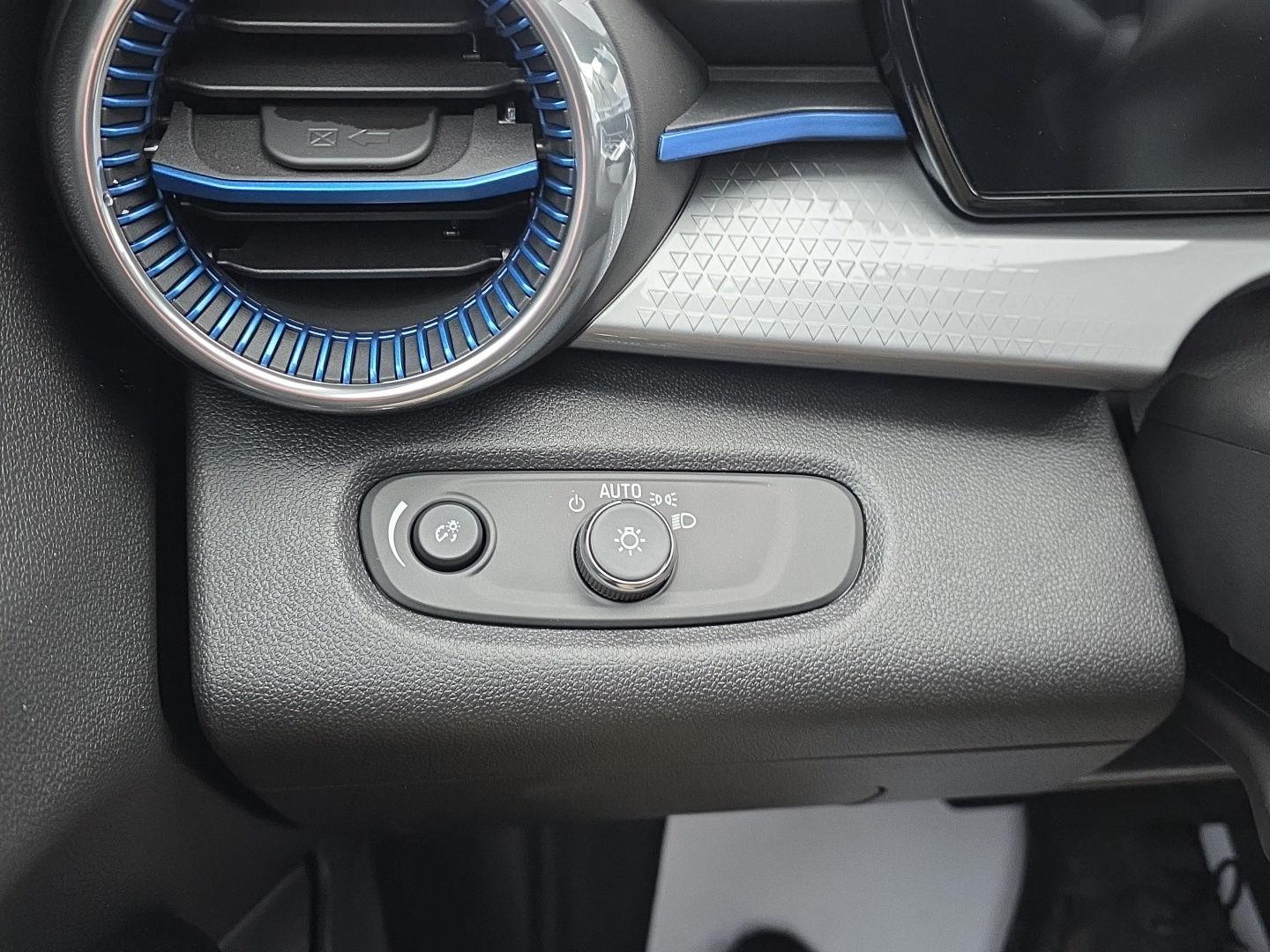 2025 Chevrolet Trax LT - Photo 16