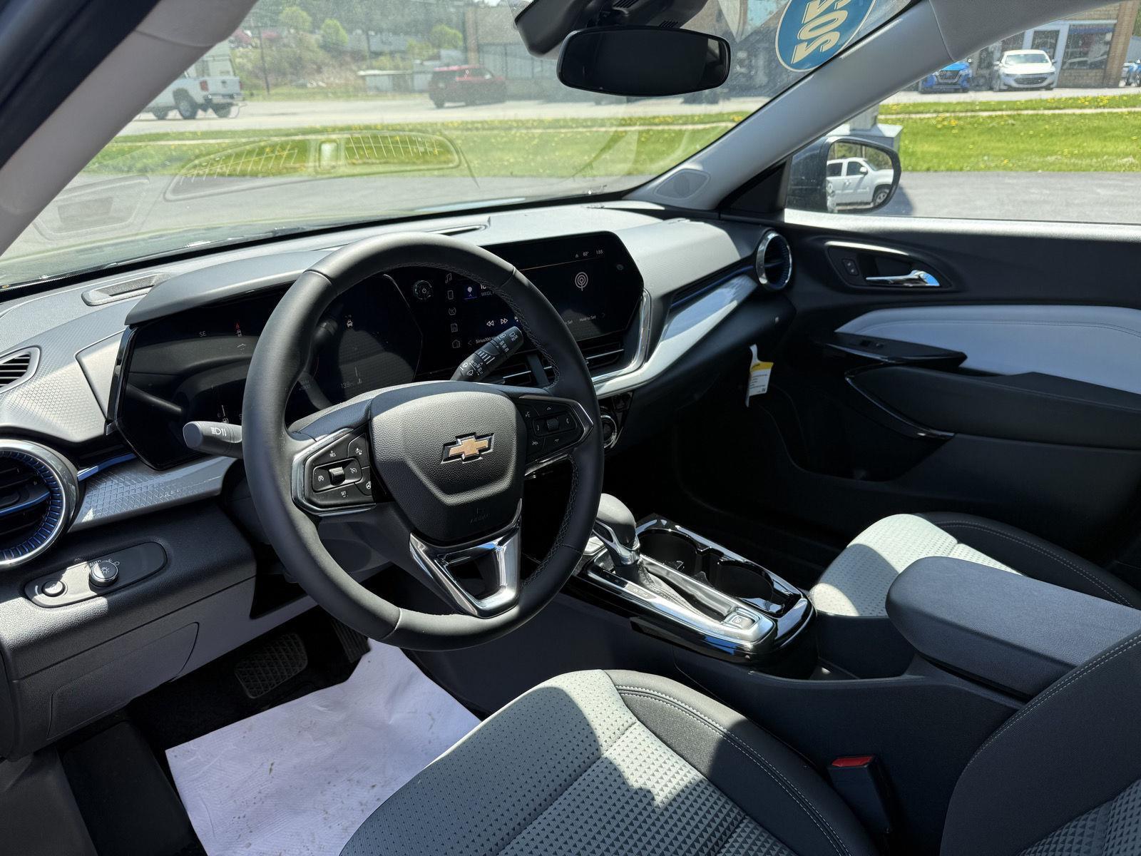 2025 Chevrolet Trax LT - Photo 8