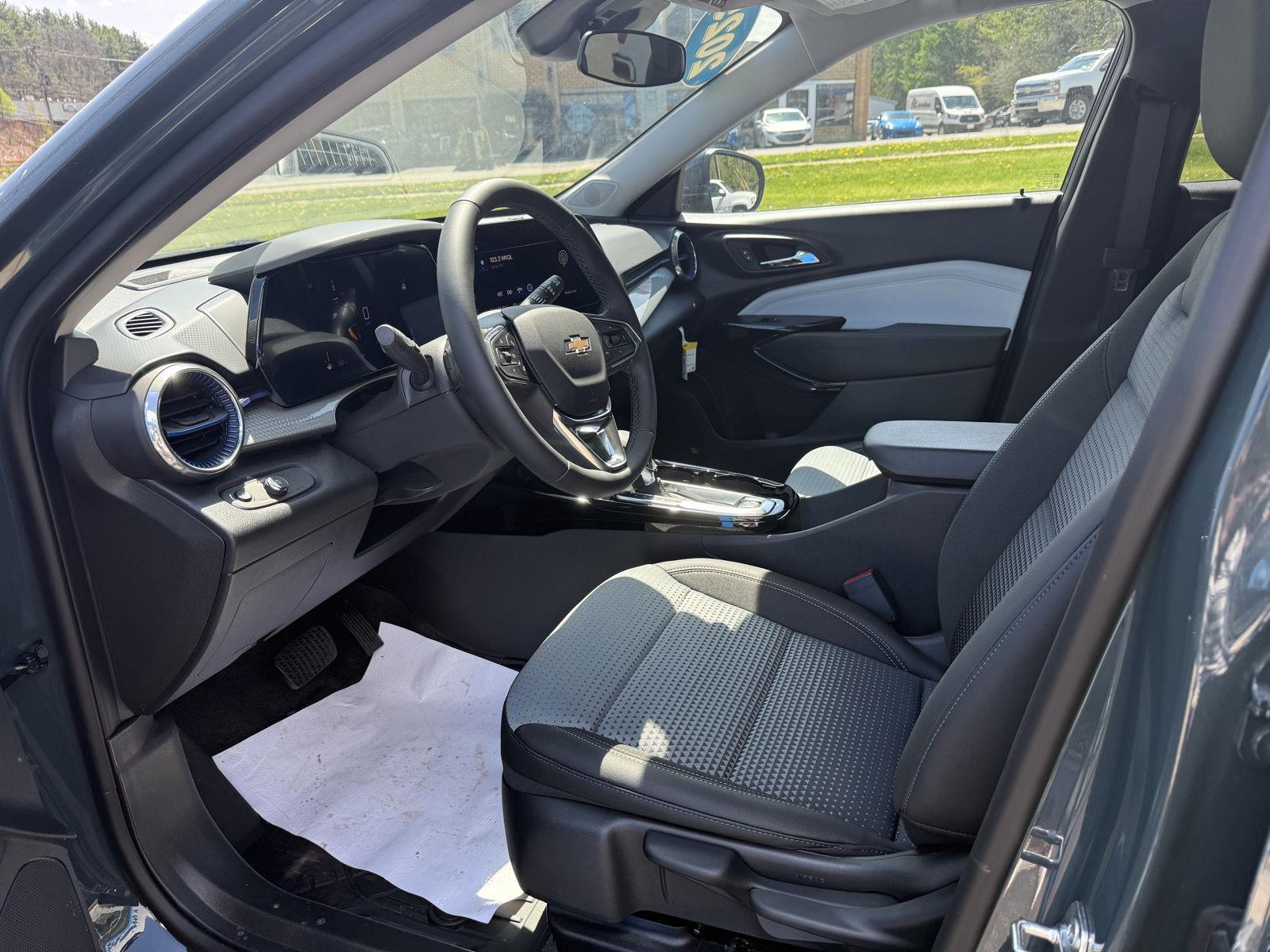 2025 Chevrolet Trax LT - Photo 9