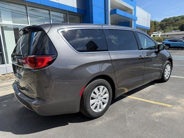 2021 Chrysler Voyager L photo 3
