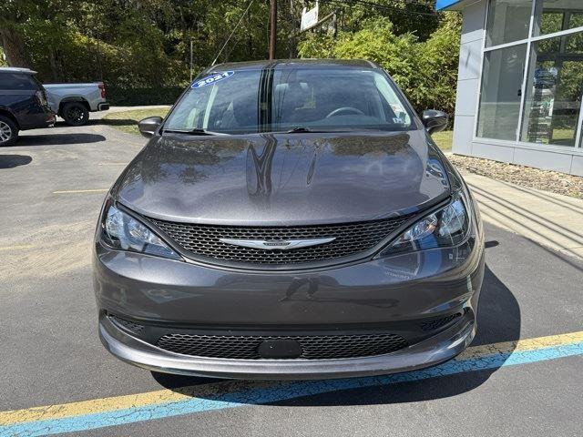 2021 Chrysler Voyager L photo 2